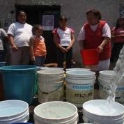 Pipas abastecen de agua a habitantes de la delegación Venustiano Carranza