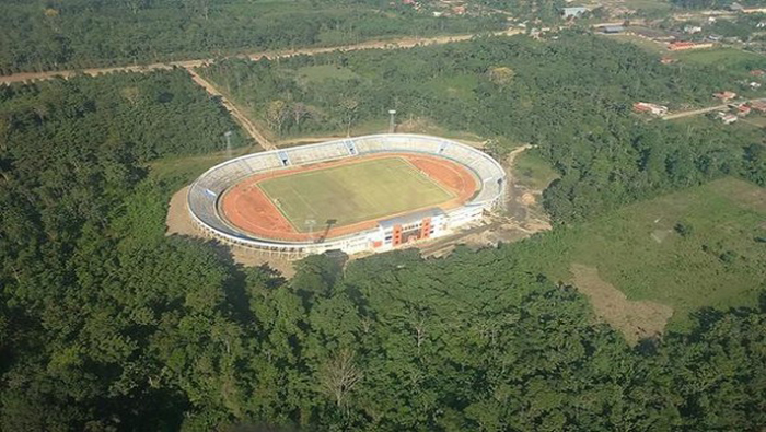 El estadio está ubicado específicamente en la zona cocalera del Chapare, lugar que el Comandante Hugo Chávez visitó en tres oportunidades.