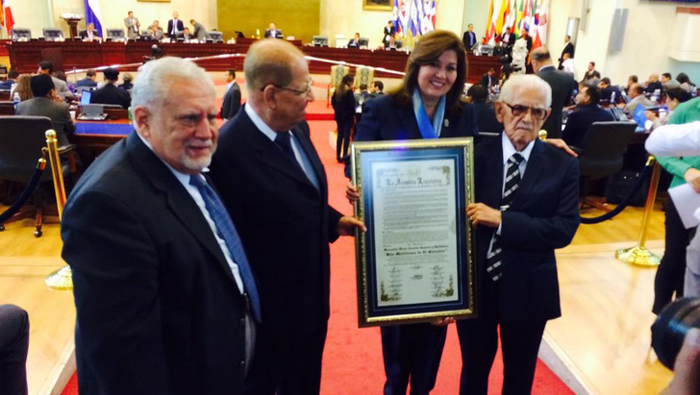 La Presidenta de la Asamblea Legislativa, Lorena Peña Mendoza, concedió el reconocimiento.
