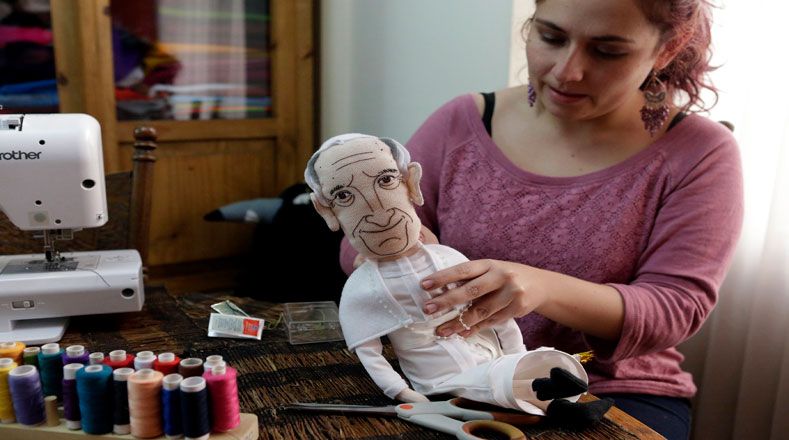 La artesana boliviana Gabriela Torreón trabaja en una figura del Papa Francisco.