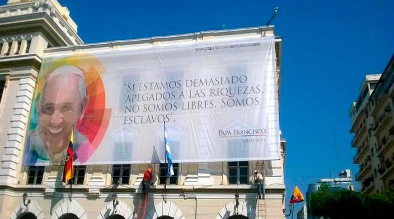 En Ecuador se colocan pancartas con frases del Papa Francisco.