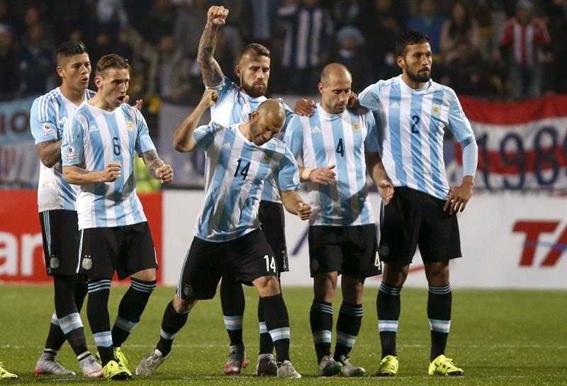 Los jugadores argentinos celebran un gol de la tanda de penaltis durante el partido Argentina-Colombia.