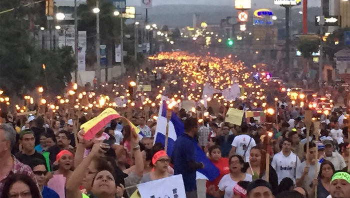 Marcha de las antorchas arribó este viernes a la Casa Presidencial de Honduras.