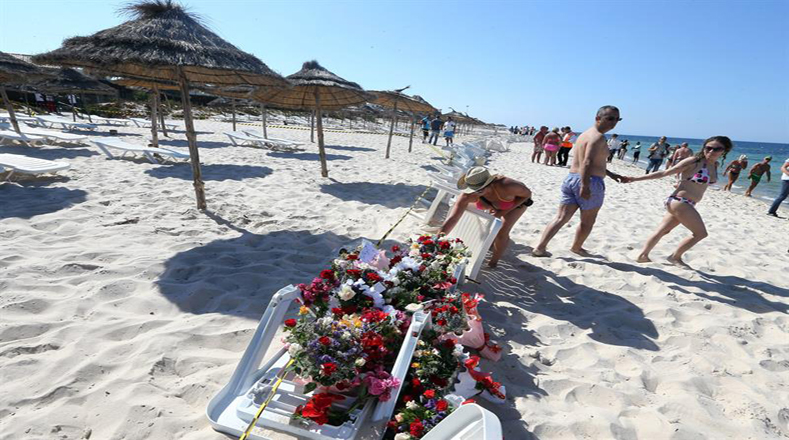Túnez: Turistas homenajean a víctimas del atentado terrorista