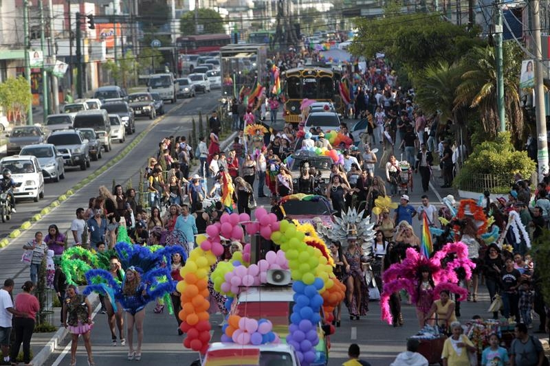 Miles de personas se movilizan este domingo para celebrar el Día Internacional del Orgullo Gay.