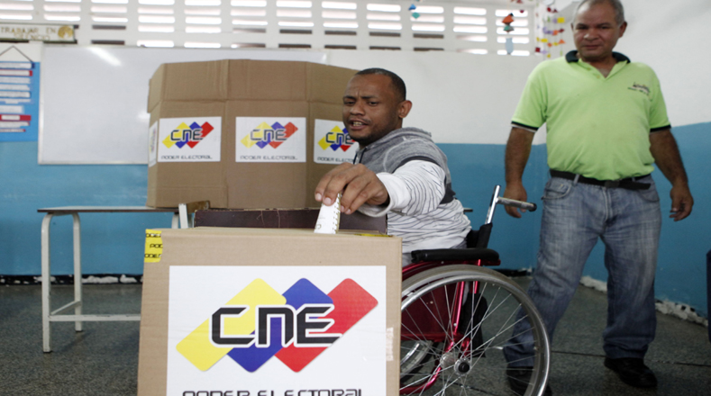 Personas con movilidad reducida han acudido a los centros electorales para apoyar y formar parte de este importante proceso que forma parte del desarrollo fututo del país.