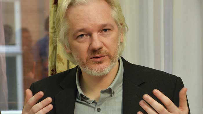 Assange se comprometió a continuar divulgando documentos
