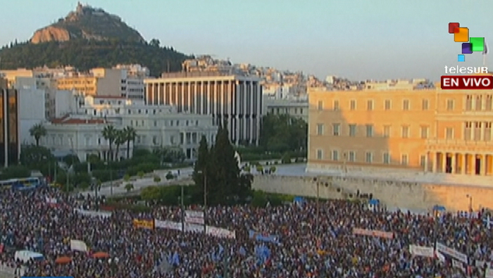 Cada vez son más los griegos que se unen a la manifestación de apoyo al Gobierno.