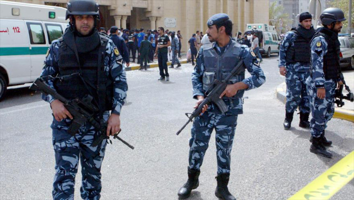 Efectivos de seguridad kuwaitíes en el lugar del atentado contra mezquita chiíta.
