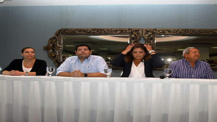 La vicepresidenta del Parlamento, Lena Gutiérrez y su familia ofrecieron una conferencia de prensa negando los delitos.