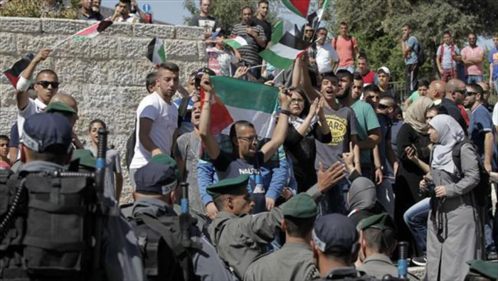 Manifestantes palestinos se enfrentan con la policía israelí en Al-Quds (Jerusalén).
