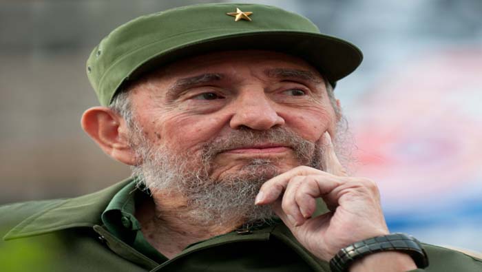 El nombre del líder revolucionario Fidel Castro fue tallado en metal, en un edificio del Gobierno.