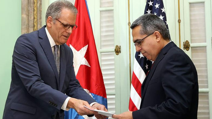 El ministro interino de Relaciones Exteriores de Cuba, Marcelino Medina (d), se reunió con el jefe de la Sección de Intereses de EE.UU. en La Habana, Jeffrey DeLaurentis.