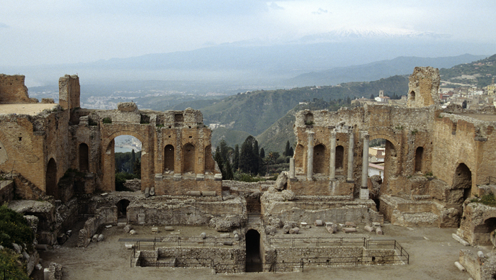 Restos del antiguo teatro de Taormina ampliado durante la época romana.