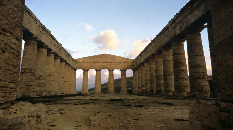 El templo dórico de Segesta es el edificio más característico de la antigua ciudad griega situada sobre el Monte Bárbaro. 