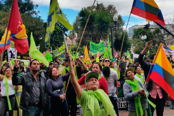 En Ecuador se celebra una multitudinaria manifestación en apoyo al gobierno del presidente Rafael Correa.
