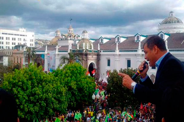 El presidente convocó a los ciudadanos para concentrarse en la Plaza Grande desde las 16:00 hora local, "con música y alegría, pacíficos pero firmes".