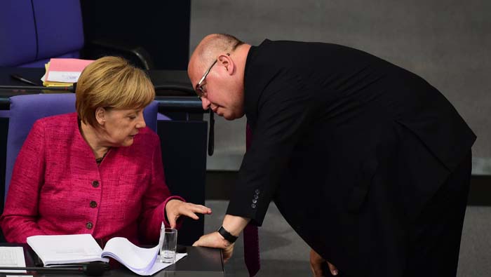 La canciller alemana, Ángela Merkel y el jefe de la cancillería Peter Altmaier.