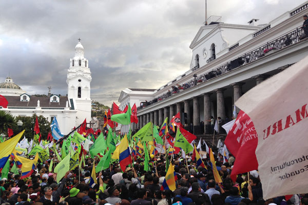 Una multitud que con banderas, carteles y consignas acudió a la Plaza de la Independencia para respaldar al presidente y al gobierno ante intentos de desestabilización.