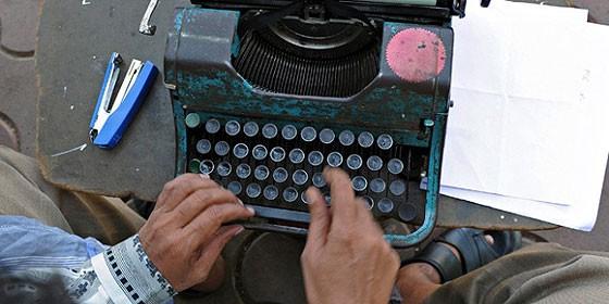 Cientos de personas trabajan en las calles de Nueva Delhi con máquinas de escribir