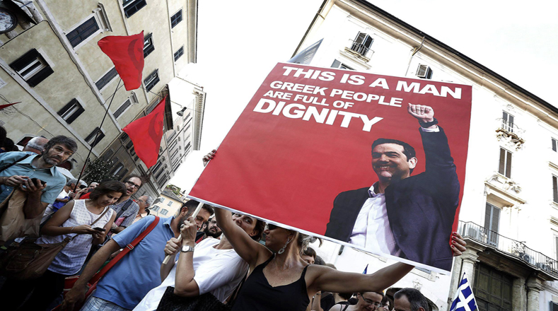 "Este es un hombre del cual el pueblo griego está lleno de dignidad", reza la pancarta.