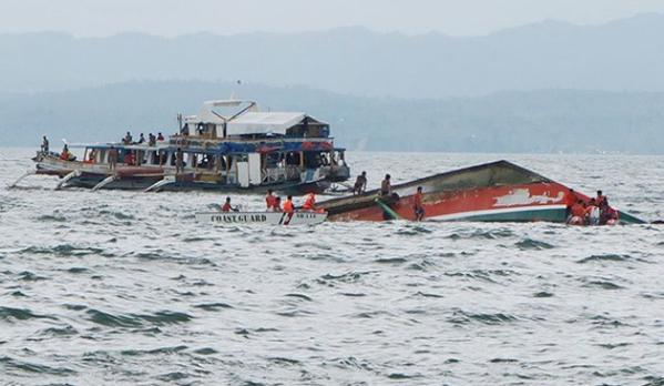 Exceso de peso sería la causa de naufragio de ferry en Filipinas