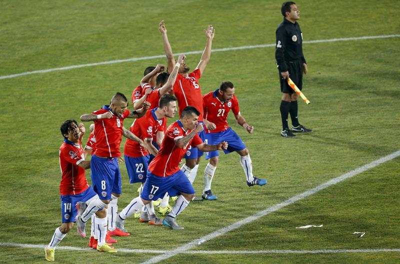 Chile gana la Copa América-2015 al vencer 4-1 por penales a Argentina.