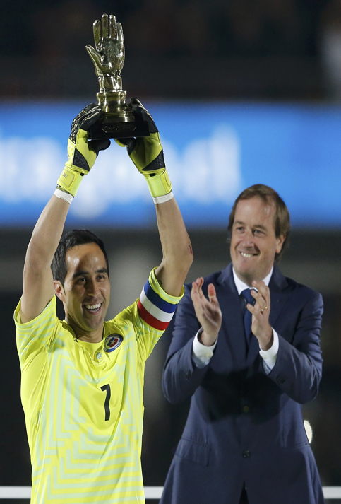 El chileno, Claudio Bravo, se alzó con el premio al mejor arquero de la Copa América 2015.