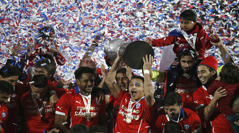 Los jugadores de "La Roja" celebran su primer título de Copa América.