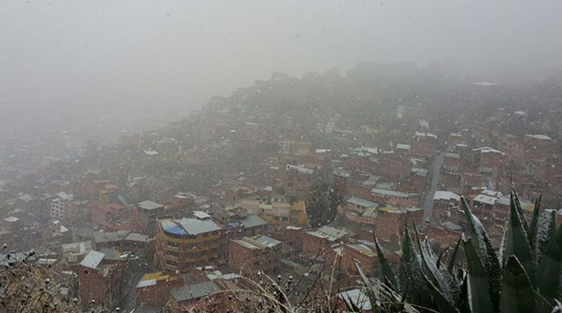 La mañana de este sábado una densa nevada cayó sobre las ciudades de La Paz, El Alto y Oruro, desde las 06:00 horas, ocasionando un descenso brusco de las temperaturas en las regiones occidentales. 