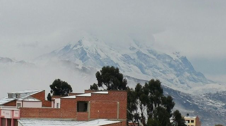 Las montañas que rodean La Paz y El Alto  se vistieron con un manto de nieve al igual que las montañas dejando una hermosa vista. 