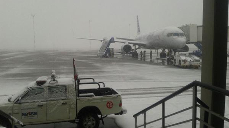 Debido a la nevada, los vuelos desde el aeropuerto internacional de El Alto fueron suspendidos hasta la 16:00 horas de hoy (sábado).