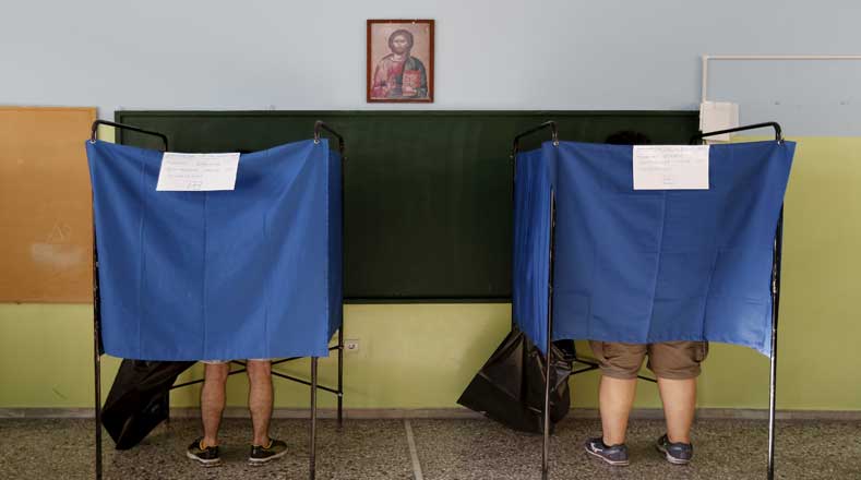 Los votantes depositan el comprobante de voto en caja de resguardo
