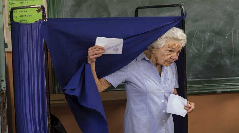 Los centros electorales cuentan con personal para ayudar a discapacitados y personas de tercera edad a votar