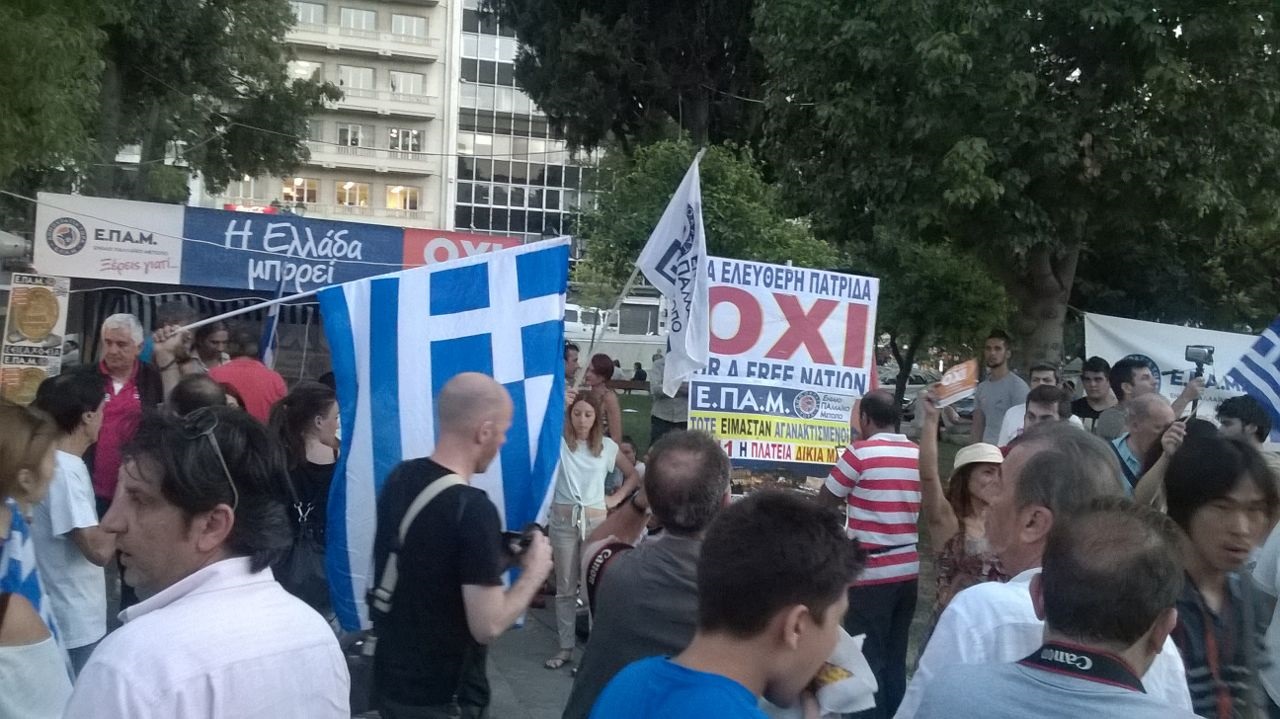 Desde que comenzaron a darse resultados preliminares, los griegos comenzaron a reunirse en la plaza Syntagma para celebrar el triunfo del 