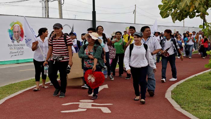 Desde antes del mediodía, decenas de ecuatorianos se ubicaron en las avenidas Seis de diciembre y Gaspar de Villarroel en Quito.