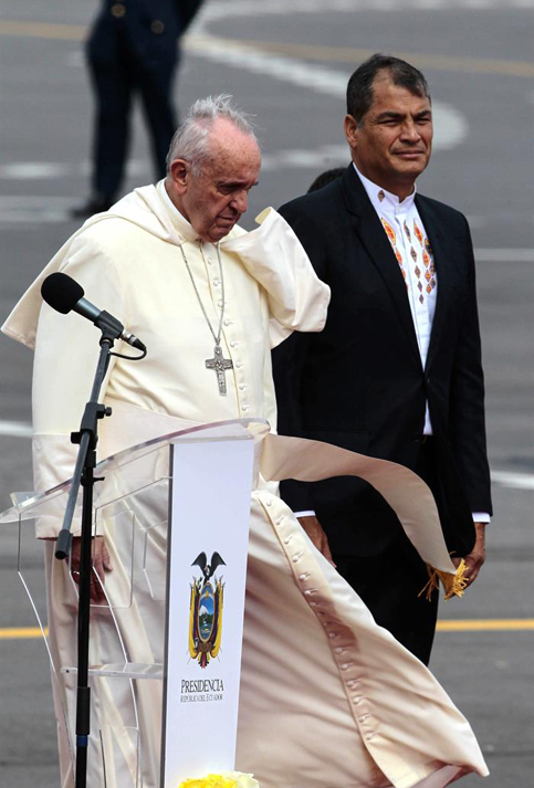 “Bienvenido Papa Francisco a esta América, a ‘su’ América”, fueron las palabras del presidente Correa a la llegada del Papa.
