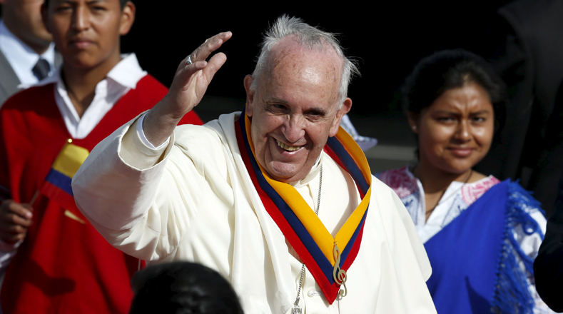 El papa Francisco aterrizó este domingo en tierra ecuatoriana con un fuerte viento.
