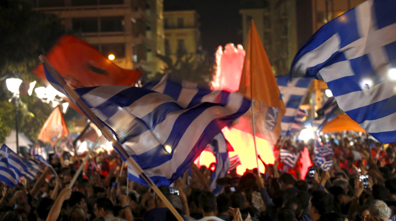 Pueblo heleno llenó este domingo la plaza Syntagma para celebrar el triunfo del NO.