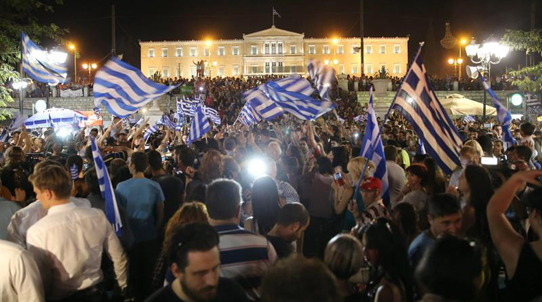 Miles de griegos se congregan en la principal plaza de Atenas.