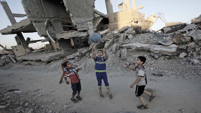 Niños juegan en medio de las casas destruidas en la Franja de Gaza.