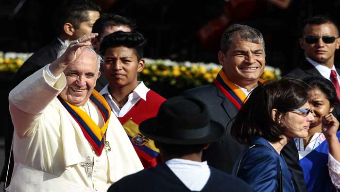 El Sumo Pontífice fue recibido por el presidente Rafael Correa