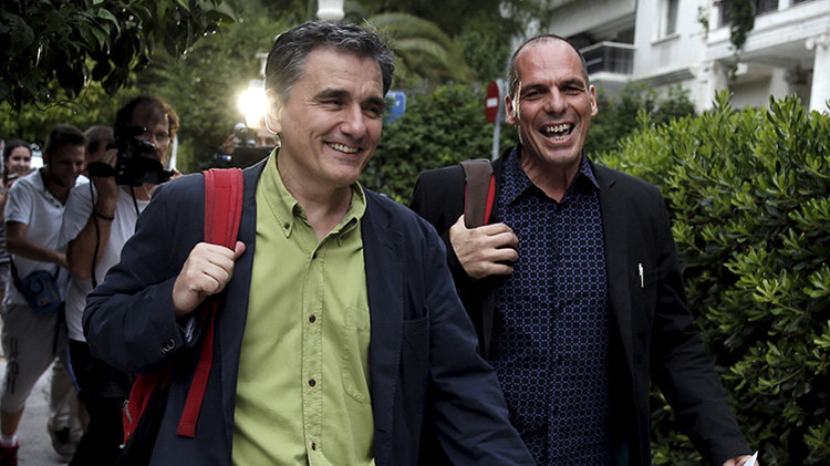Tsakalotos (izquierda), miembro de Syriza desde hace 10 años, sustituye a Varoufakis como titular de Finanzas.