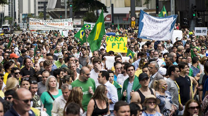 Grupos de derecha en Brasil estarían intentando desestabilizar el Gobierno de Rousseff.