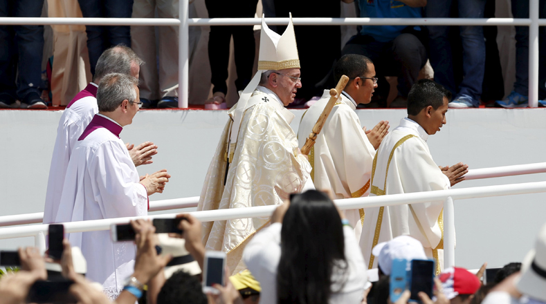 Francisco se dirige hacia el lugar donde oficiaría la misa en Guayaquil.