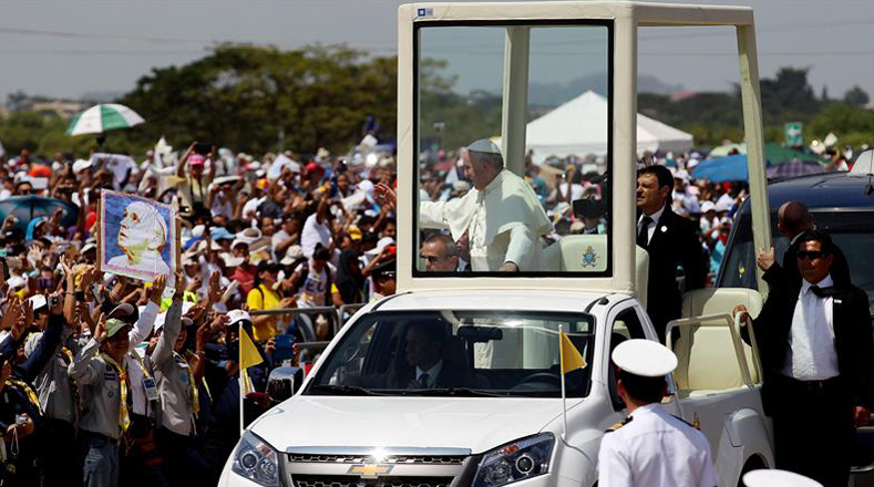 El Papa saludó al millón y medio de personas que se reunieron desde la noche del domingo para verlo. 
