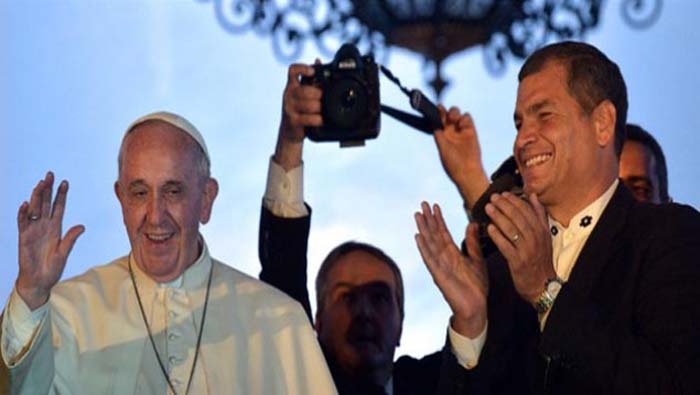 El Papa Francisco y el presidente de Ecuador, Rafael Correa saludaron a los fieles católicos en el balcón del Palacio de Carondelet.