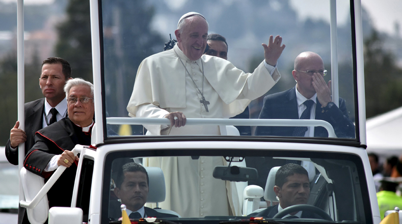 Antes de iniciar la homilía el papa Francisco saludó a la multitud que lo acompañaba en el parque.