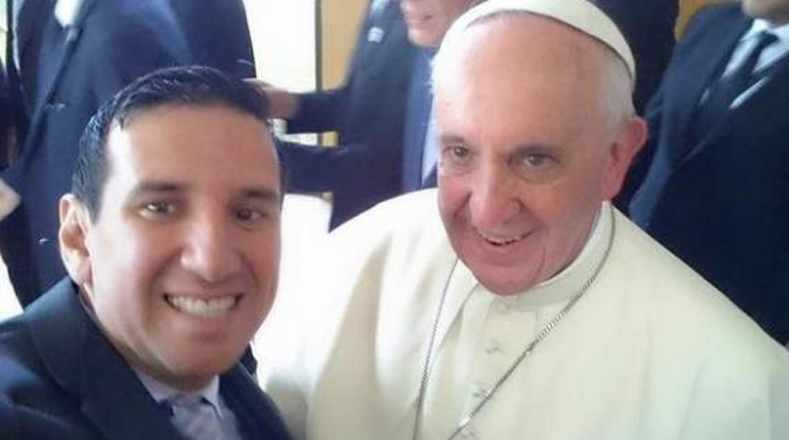 Selfie del papa Francisco junto a un guayaquileño.