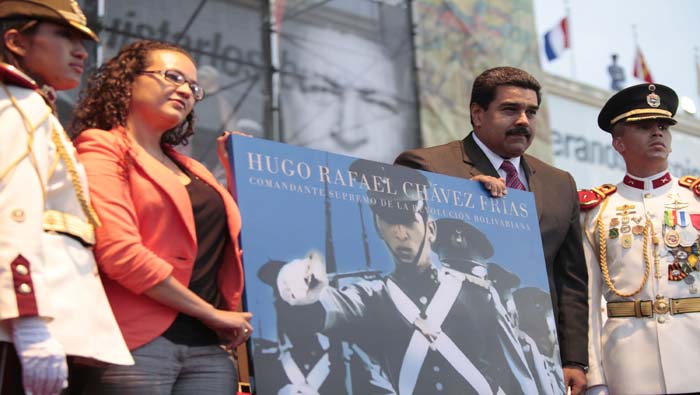 El presidente de Venezuela, Nicolás Maduro junto con Rosa Virginia recibieron como regalo un cuadro del comandante Hugo Chávez uniformado de cadete del Ejército venezolano.